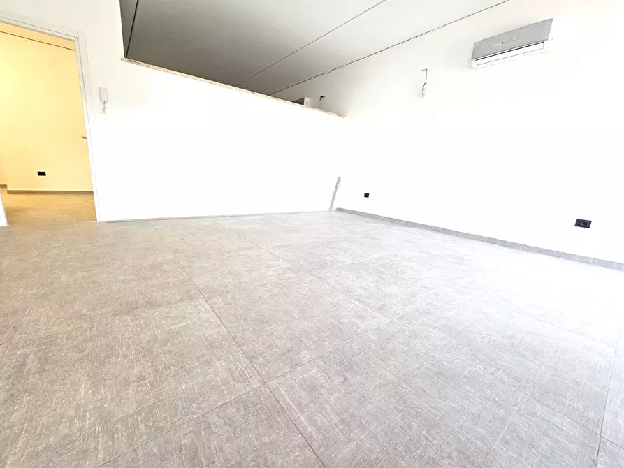 Immagine 3 di Ufficio in vendita  in Via Verbano a Paruzzaro