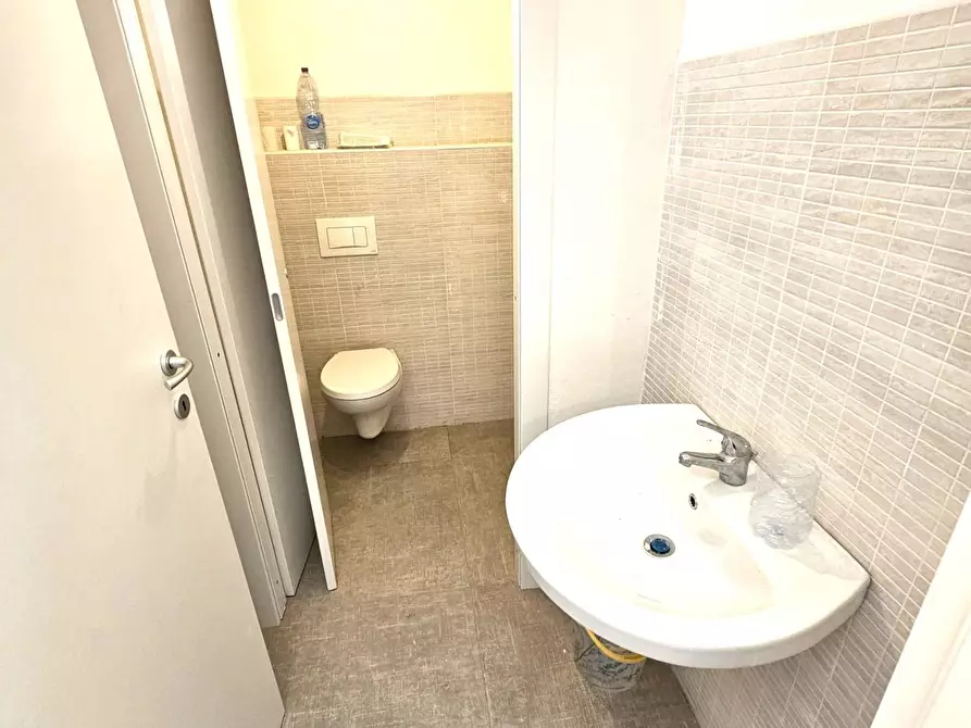 Immagine 5 di Ufficio in vendita  in Via Verbano a Paruzzaro