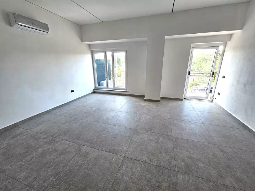 Immagine 9 di Ufficio in vendita  in Via Verbano a Paruzzaro