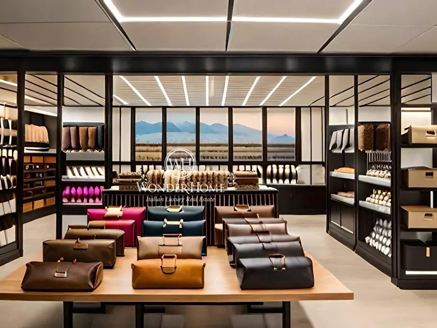 Immagine 1 di Locale commerciale in affitto  in Via Del Corso a Roma