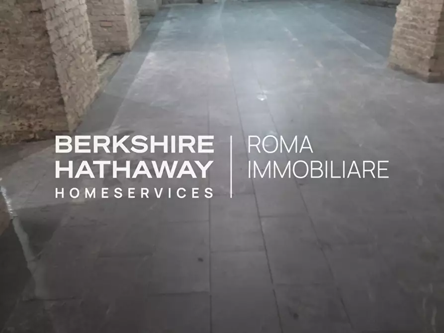 Immagine 28 di Locale commerciale in affitto  in Po a Roma