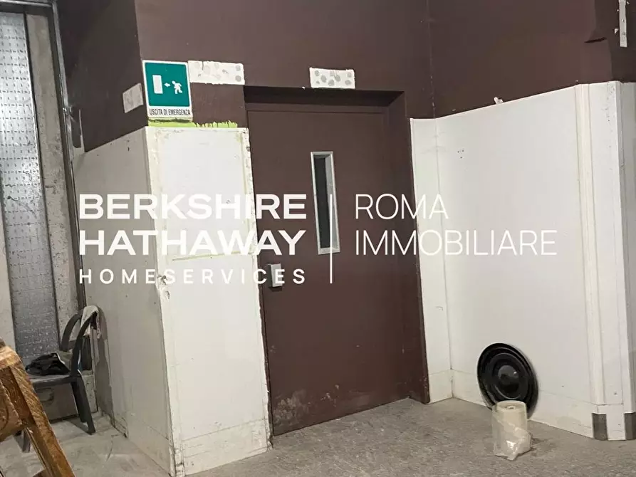Immagine 1 di Locale commerciale in vendita  in Po a Roma