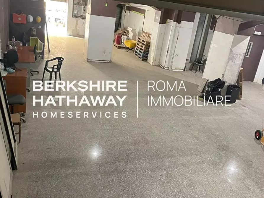 Immagine 4 di Locale commerciale in vendita  in Po a Roma