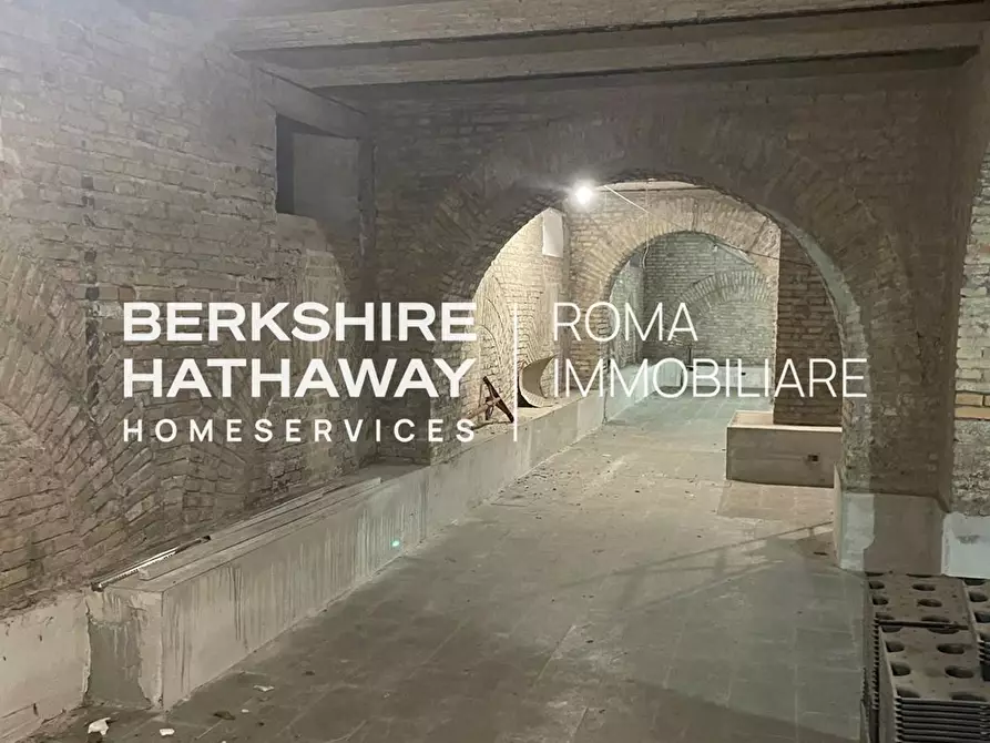 Immagine 2 di Locale commerciale in vendita  in Po a Roma