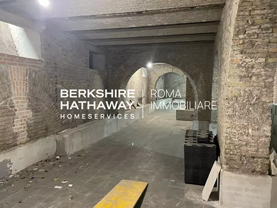 Immagine 6 di Locale commerciale in vendita  in Po a Roma