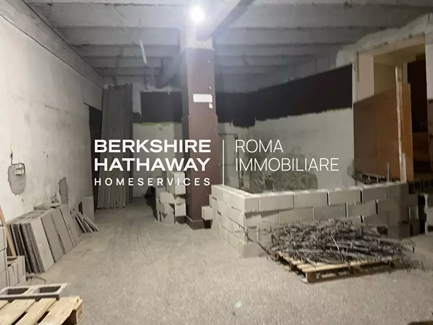 Immagine 5 di Locale commerciale in vendita  in Po a Roma