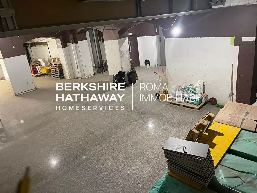 Immagine 8 di Locale commerciale in vendita  in Po a Roma