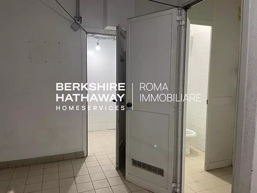 Immagine 9 di Locale commerciale in vendita  in Po a Roma