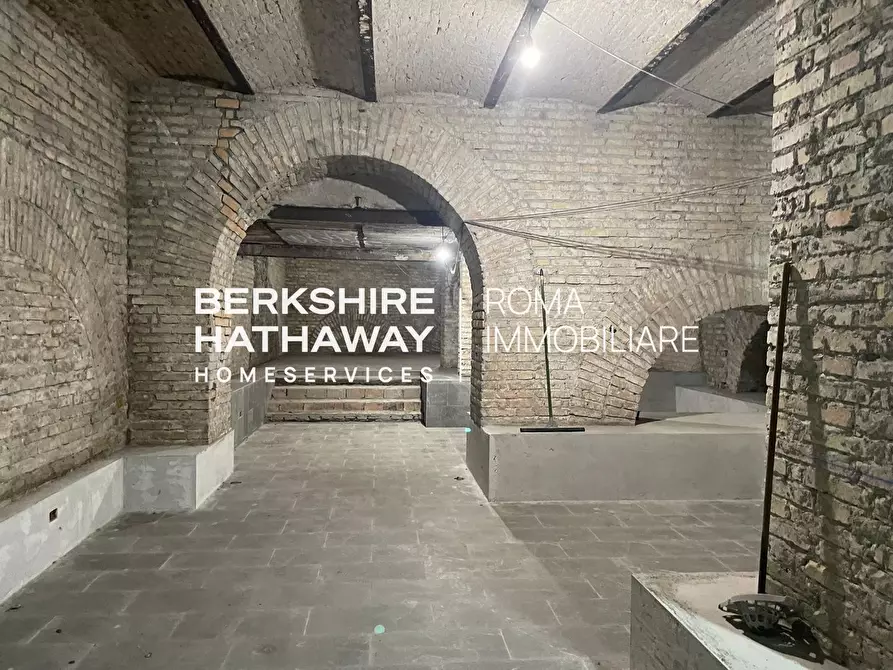 Immagine 13 di Locale commerciale in vendita  in Po a Roma