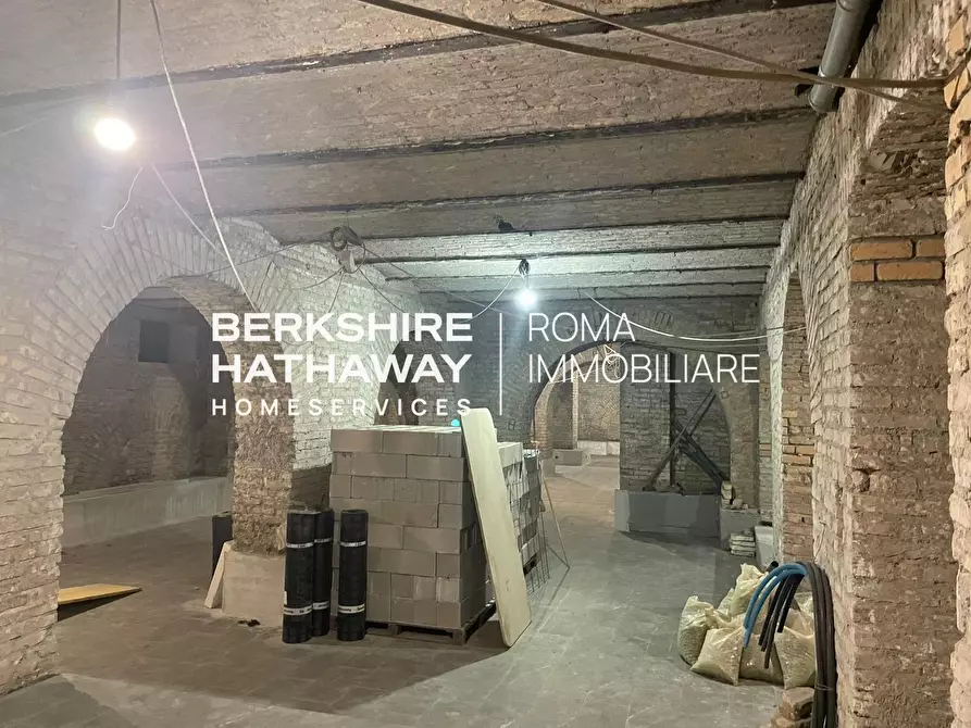 Immagine 12 di Locale commerciale in vendita  in Po a Roma