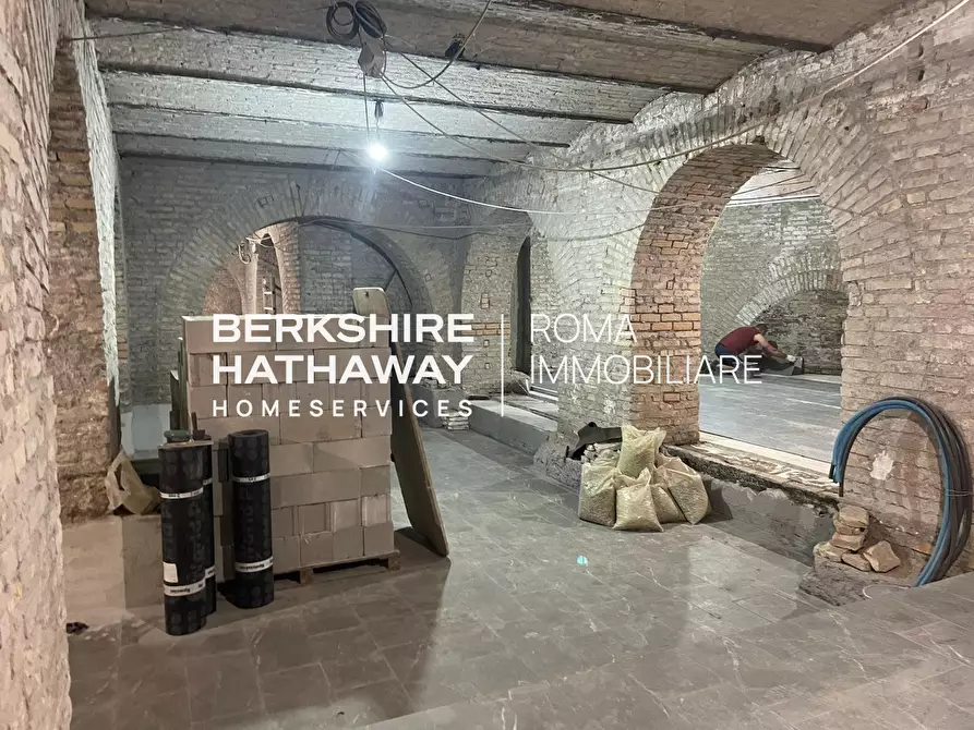 Immagine 16 di Locale commerciale in vendita  in Po a Roma