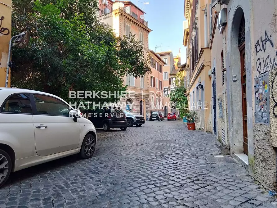 Immagine 2 di Locale commerciale in vendita  in della Scala a Roma