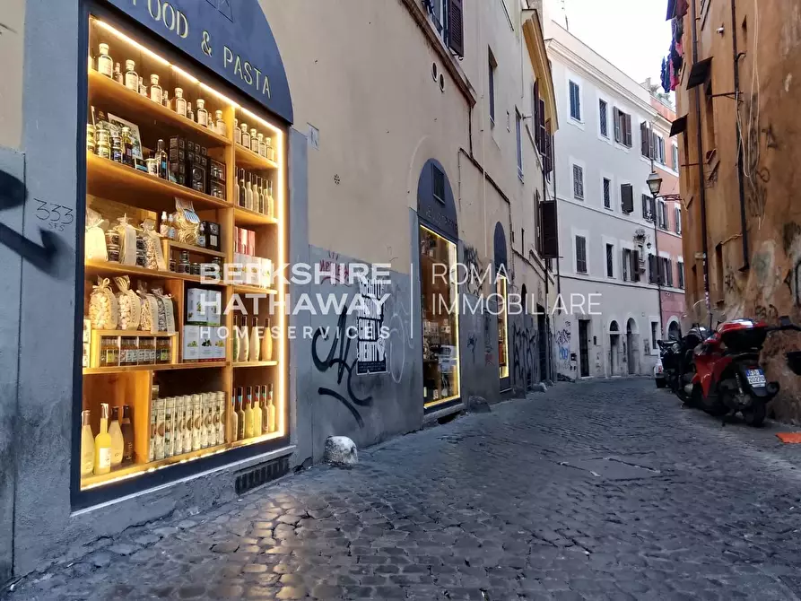 Immagine 4 di Locale commerciale in vendita  in della Scala a Roma