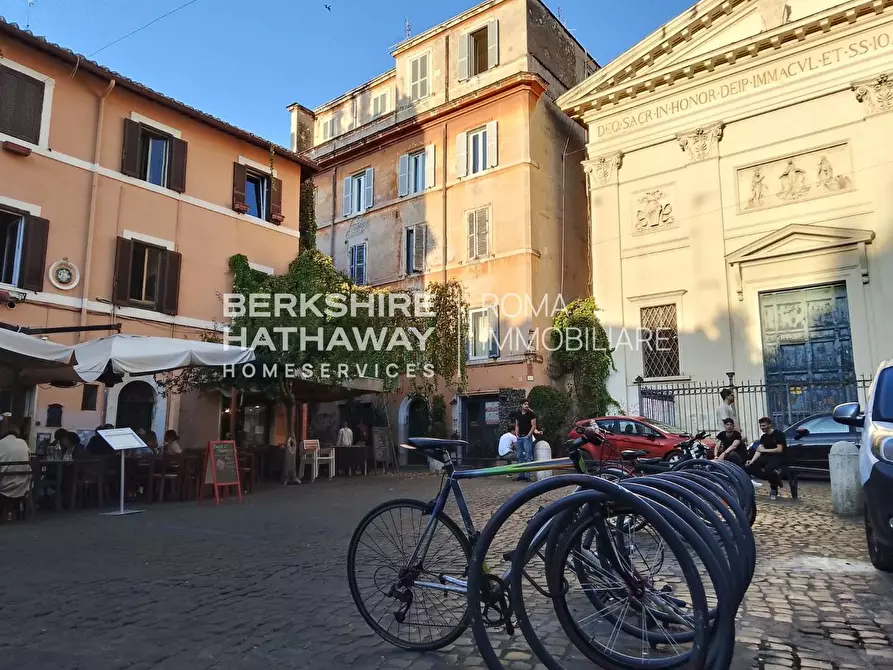 Immagine 3 di Locale commerciale in vendita  in della Scala a Roma