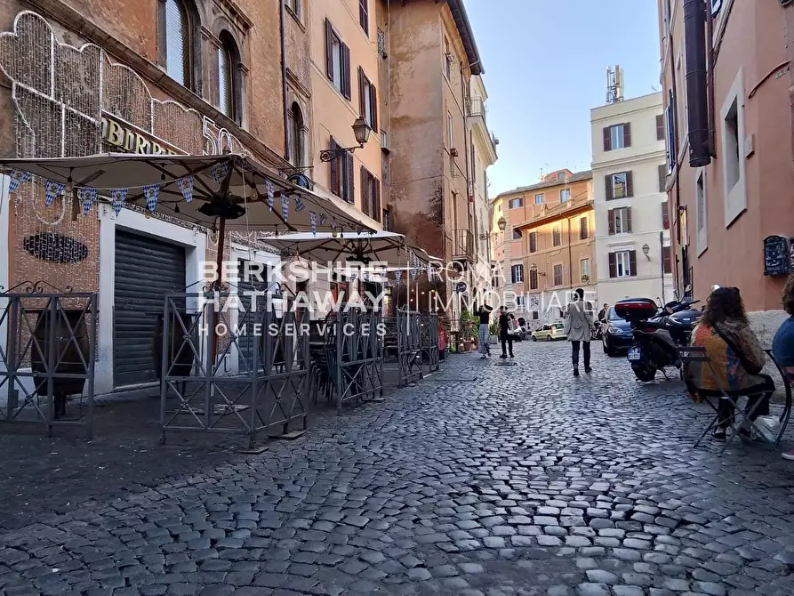 Immagine 5 di Locale commerciale in vendita  in della Scala a Roma