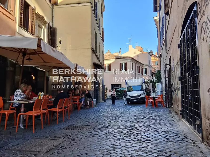 Immagine 6 di Locale commerciale in vendita  in della Scala a Roma
