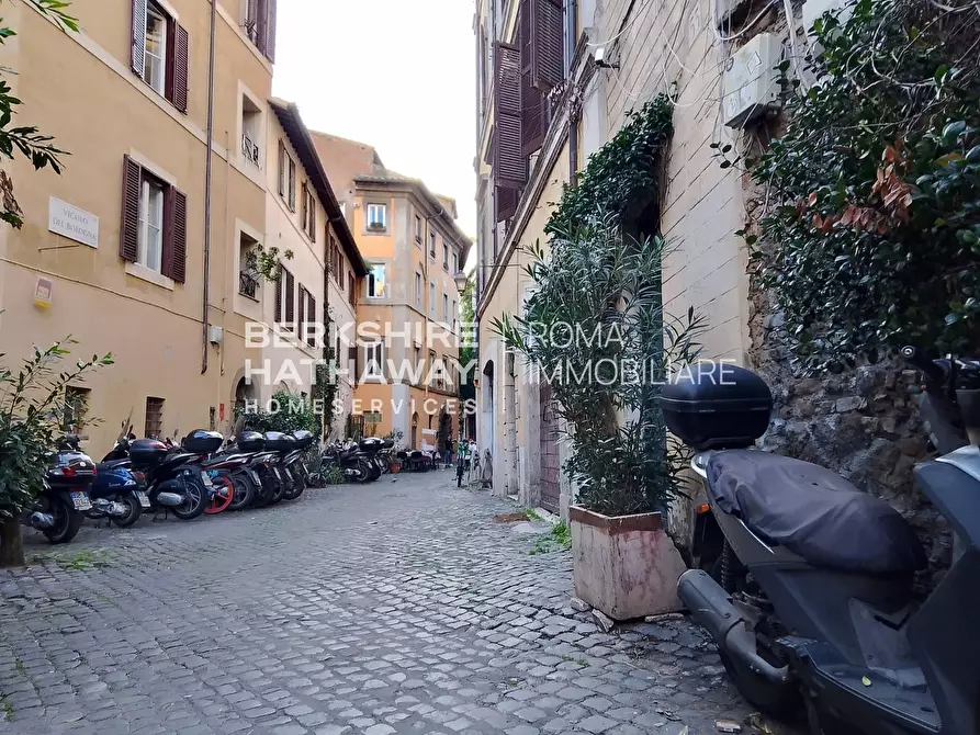 Immagine 7 di Locale commerciale in vendita  in della Scala a Roma