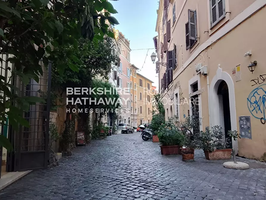 Immagine 8 di Locale commerciale in vendita  in della Scala a Roma