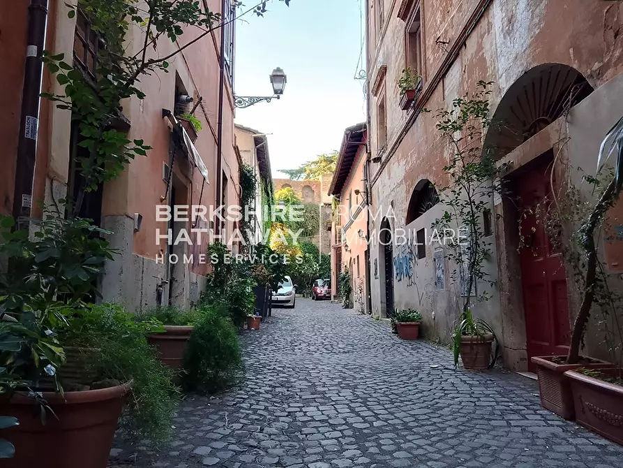 Immagine 9 di Locale commerciale in vendita  in della Scala a Roma