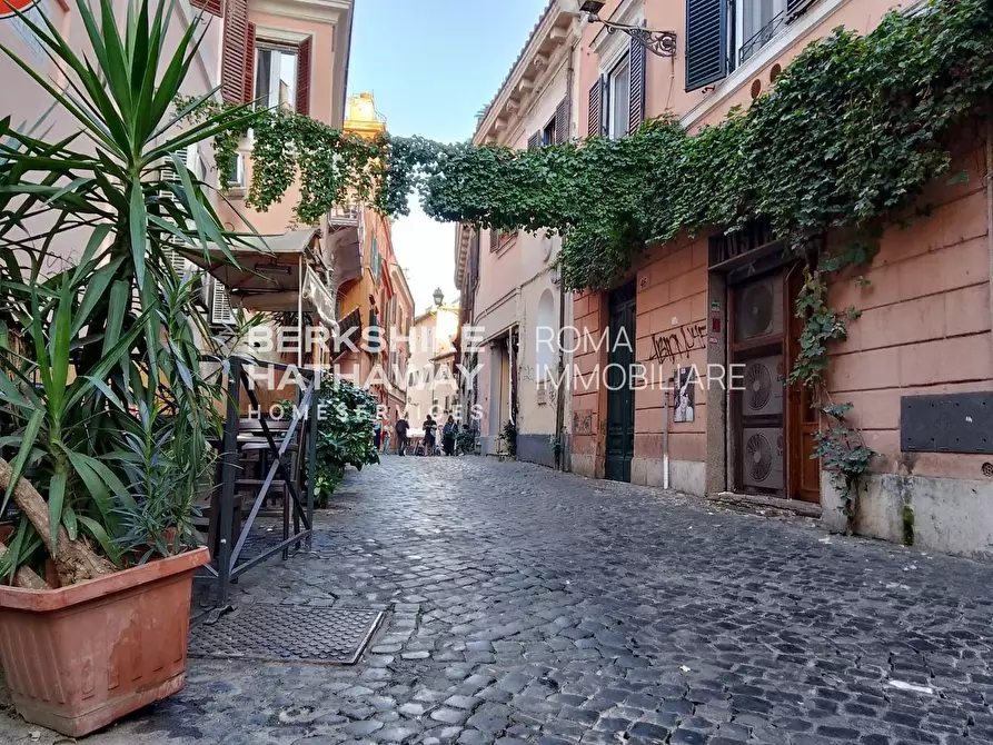 Immagine 10 di Locale commerciale in vendita  in della Scala a Roma