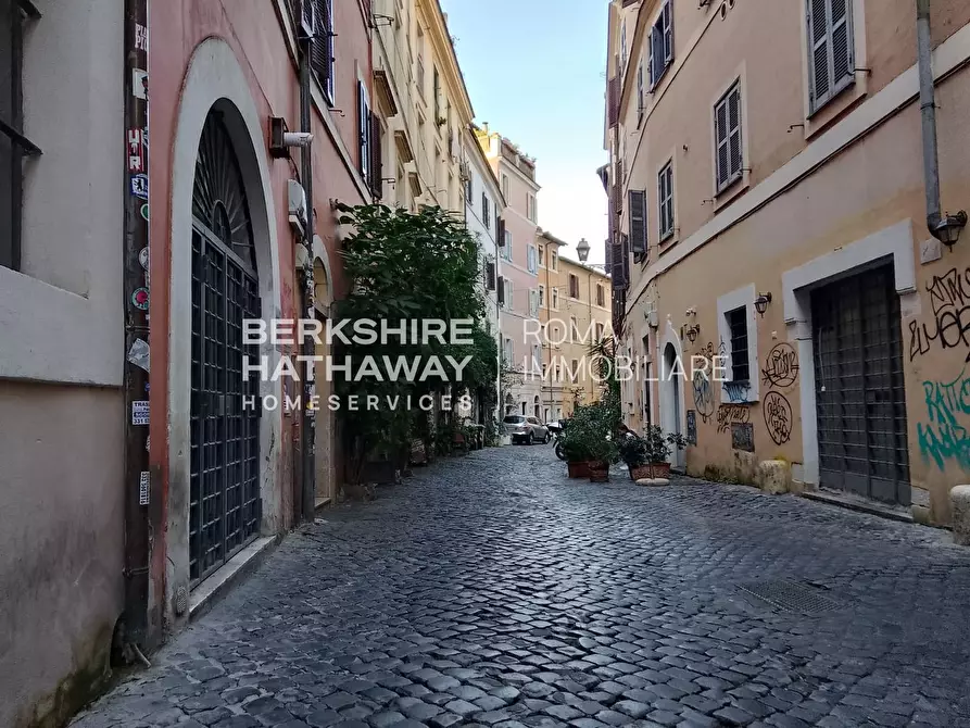 Immagine 11 di Locale commerciale in vendita  in della Scala a Roma