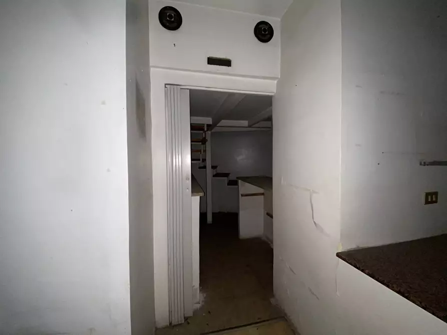 Immagine 21 di Locale commerciale in affitto  in Via De Cesare a Taranto