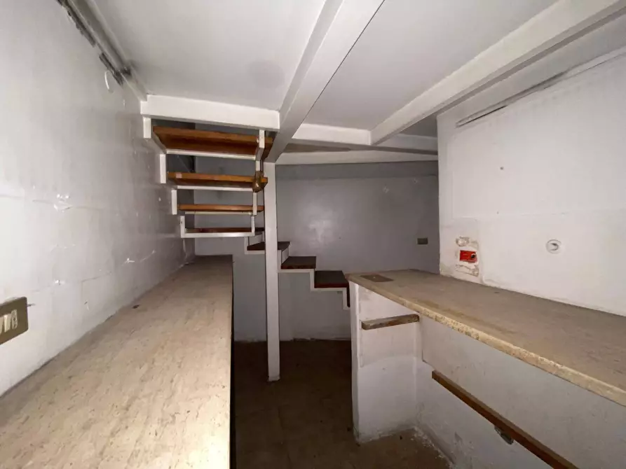 Immagine 22 di Locale commerciale in affitto  in Via De Cesare a Taranto