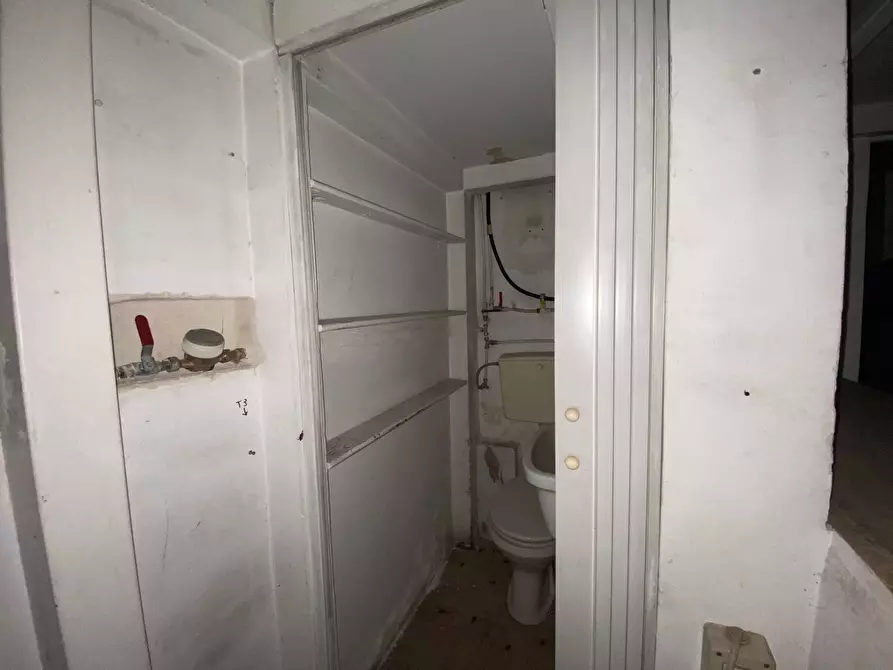 Immagine 23 di Locale commerciale in affitto  in Via De Cesare a Taranto