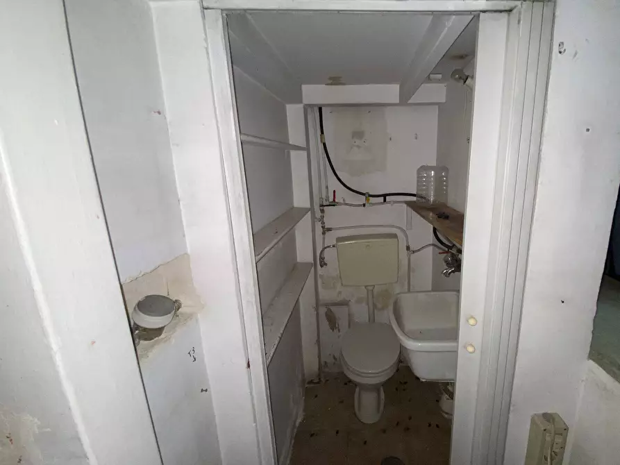 Immagine 24 di Locale commerciale in affitto  in Via De Cesare a Taranto