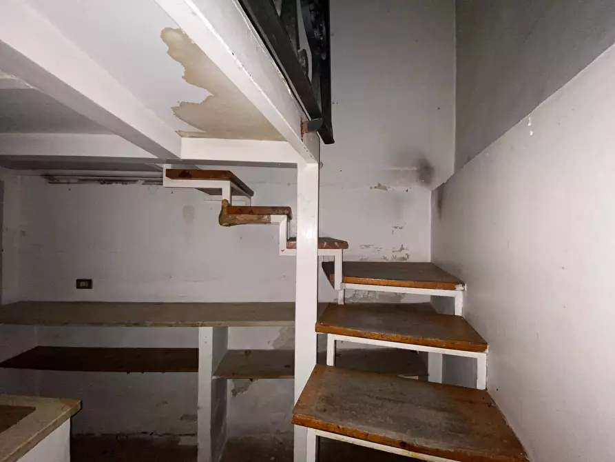 Immagine 25 di Locale commerciale in affitto  in Via De Cesare a Taranto