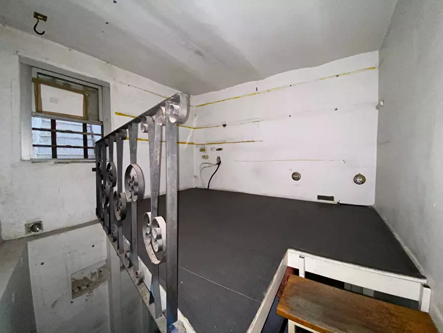 Immagine 26 di Locale commerciale in affitto  in Via De Cesare a Taranto