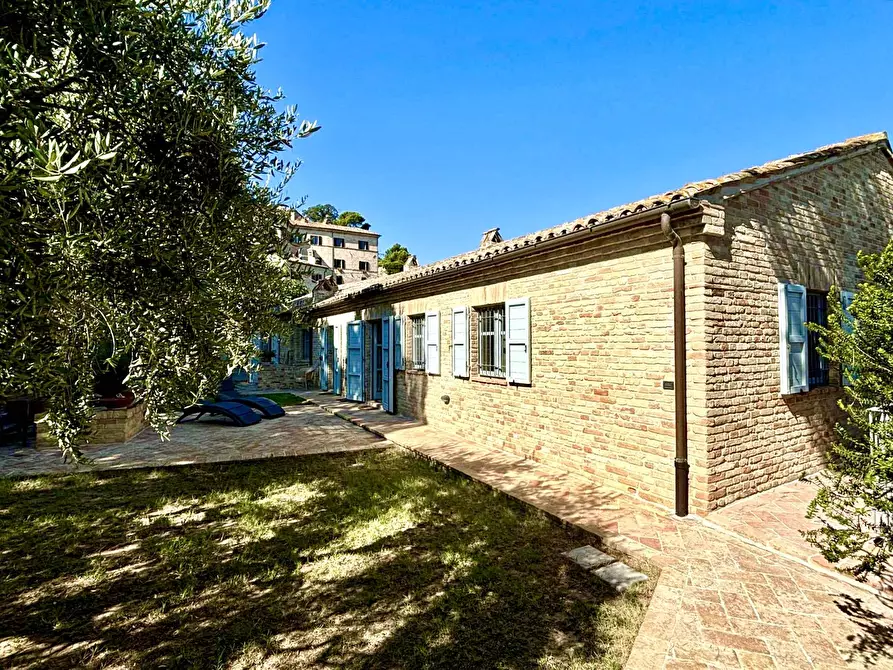 Immagine 1 di Villa in vendita  a Cupra Marittima