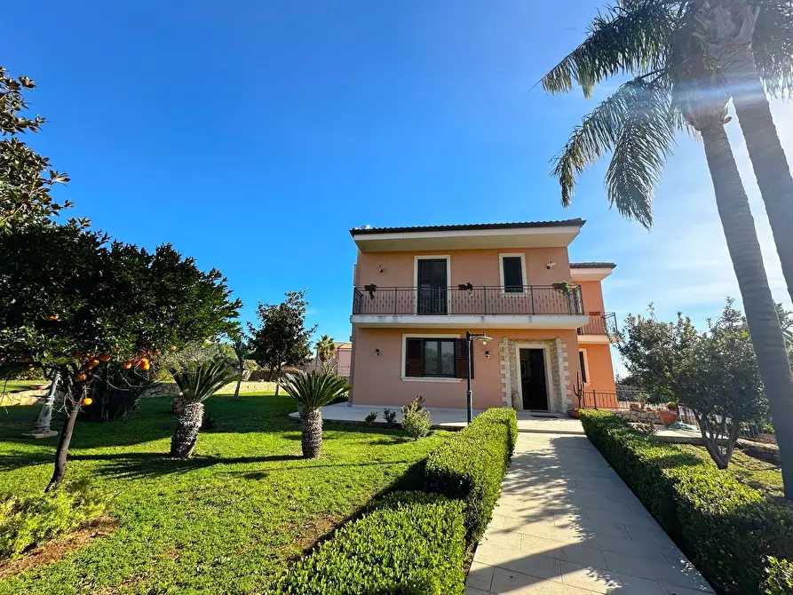 Immagine 1 di Villa in vendita  in Via Pietro Fillioley a Siracusa