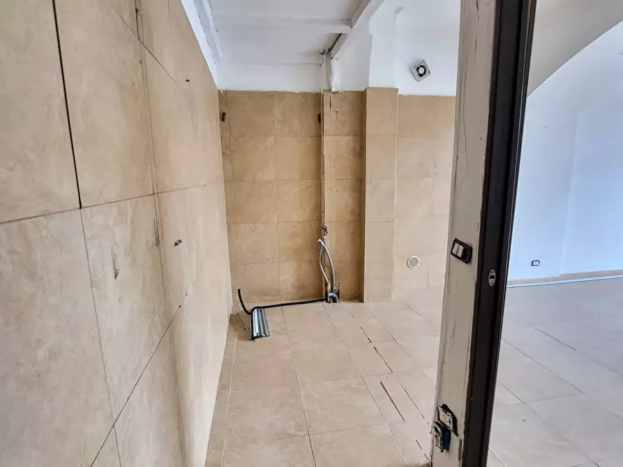 Immagine 10 di Locale commerciale in affitto  in Via Madonna del Carmine a Agropoli