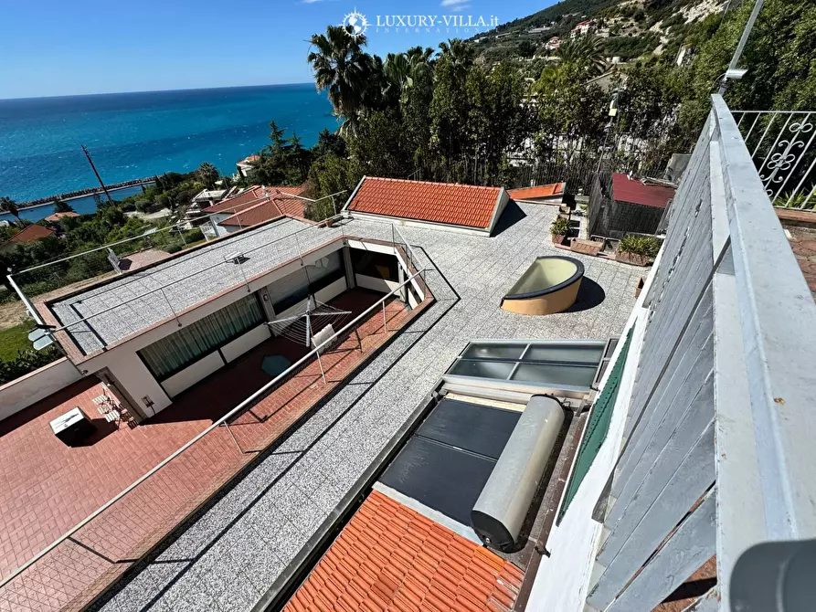 Immagine 2 di Villa in vendita  in strada termini a Ospedaletti