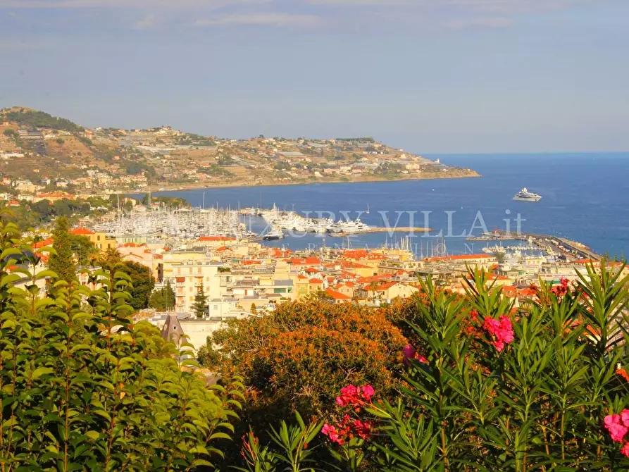 Immagine 9 di Appartamento in vendita  in via carducci a San Remo