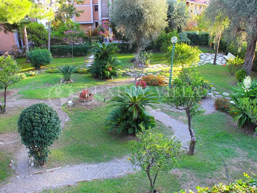 Immagine 10 di Appartamento in vendita  in via carducci a San Remo