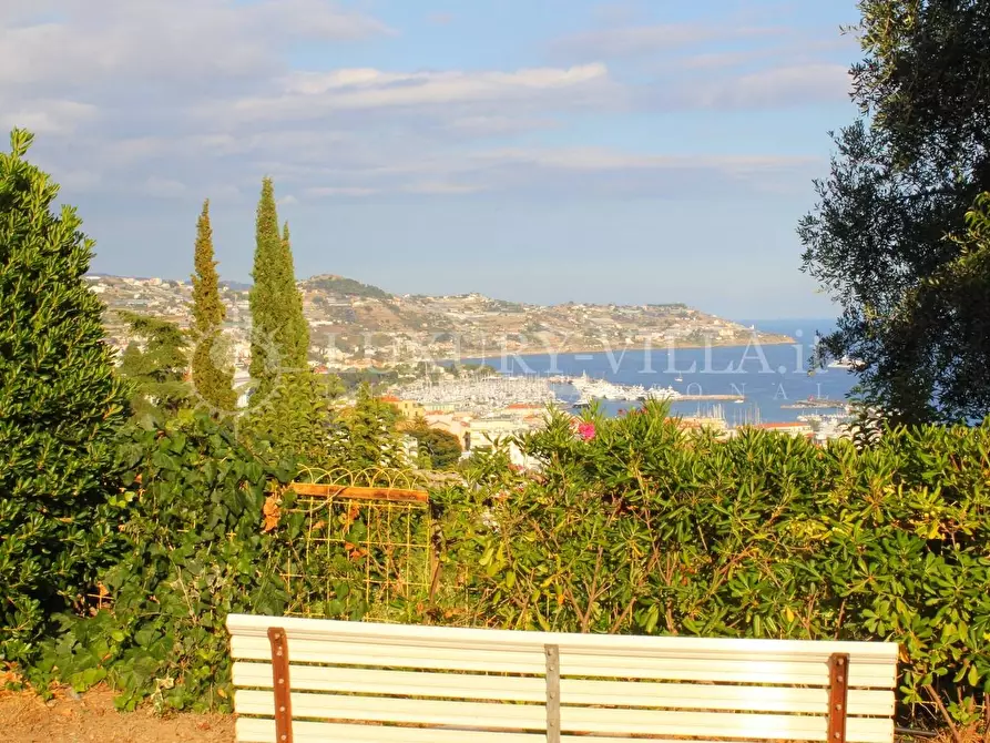 Immagine 11 di Appartamento in vendita  in via carducci a San Remo