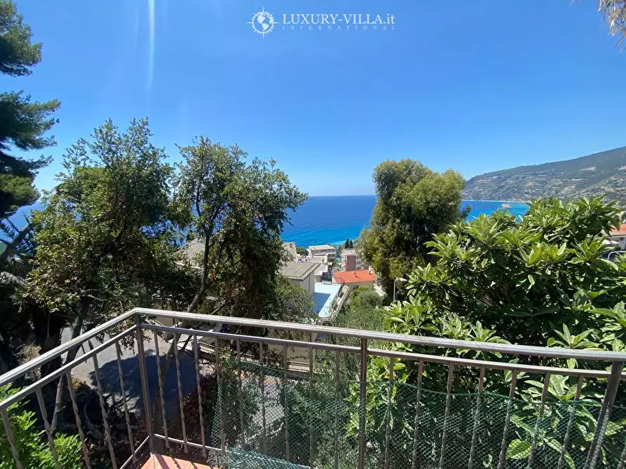 Immagine 28 di Villa in vendita  in via dei pepi a Ospedaletti