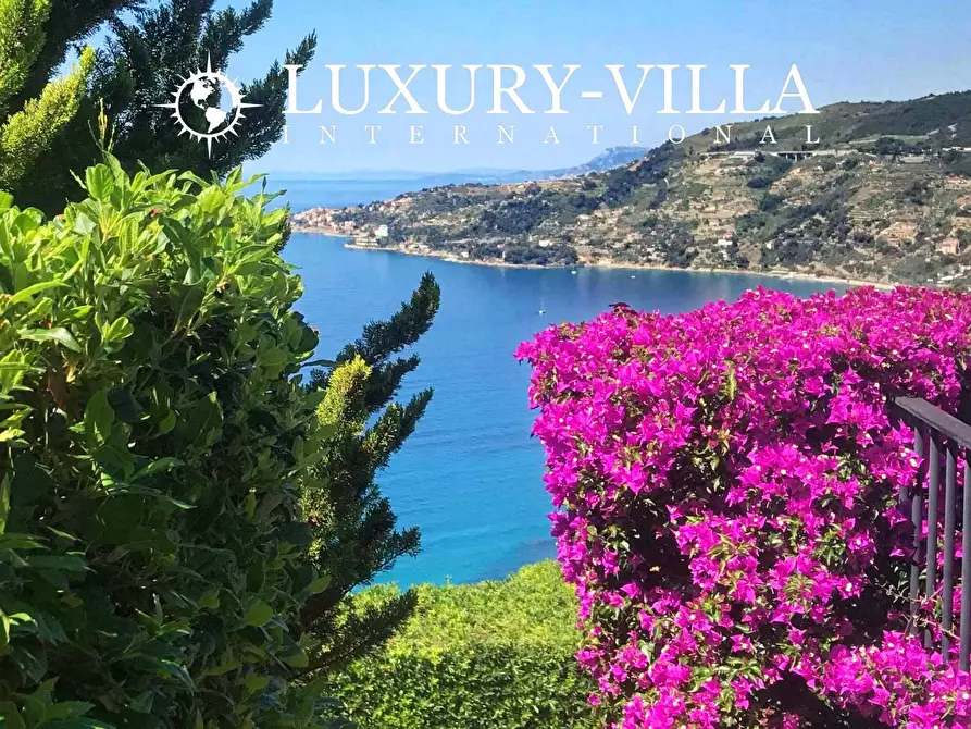 Immagine 19 di Villa in vendita  in strada provinciale 80 a San Remo