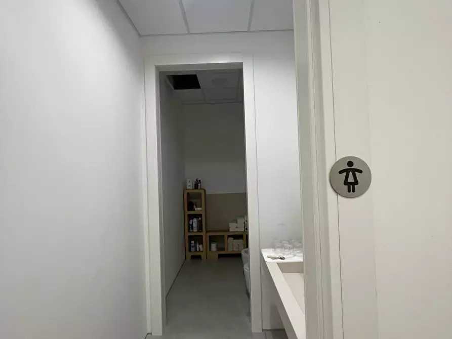 Immagine 3 di Locale commerciale in affitto  a Jesolo