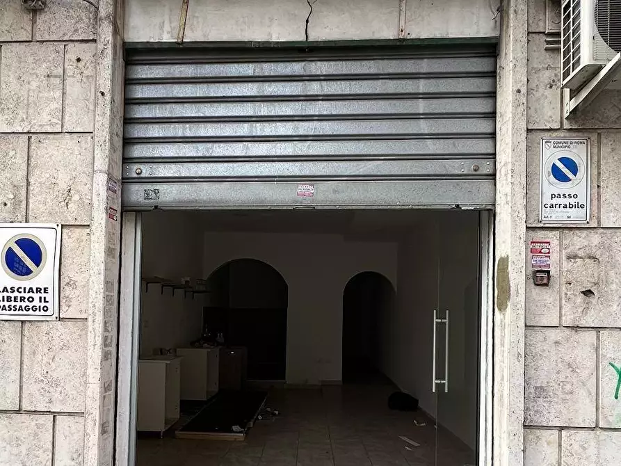 Immagine 8 di Locale commerciale in vendita  a Roma