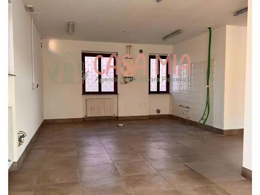 Immagine 3 di Negozio in affitto  in Via emilia est a Rottofreno