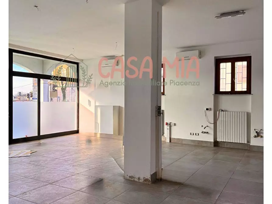 Immagine 6 di Negozio in affitto  in Via emilia est a Rottofreno