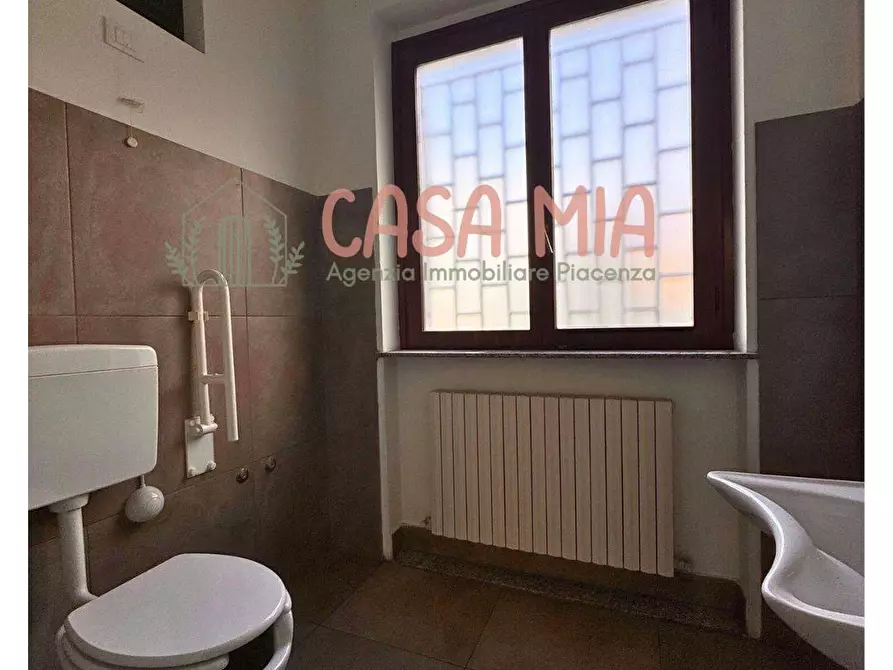 Immagine 10 di Negozio in affitto  in Via emilia est a Rottofreno