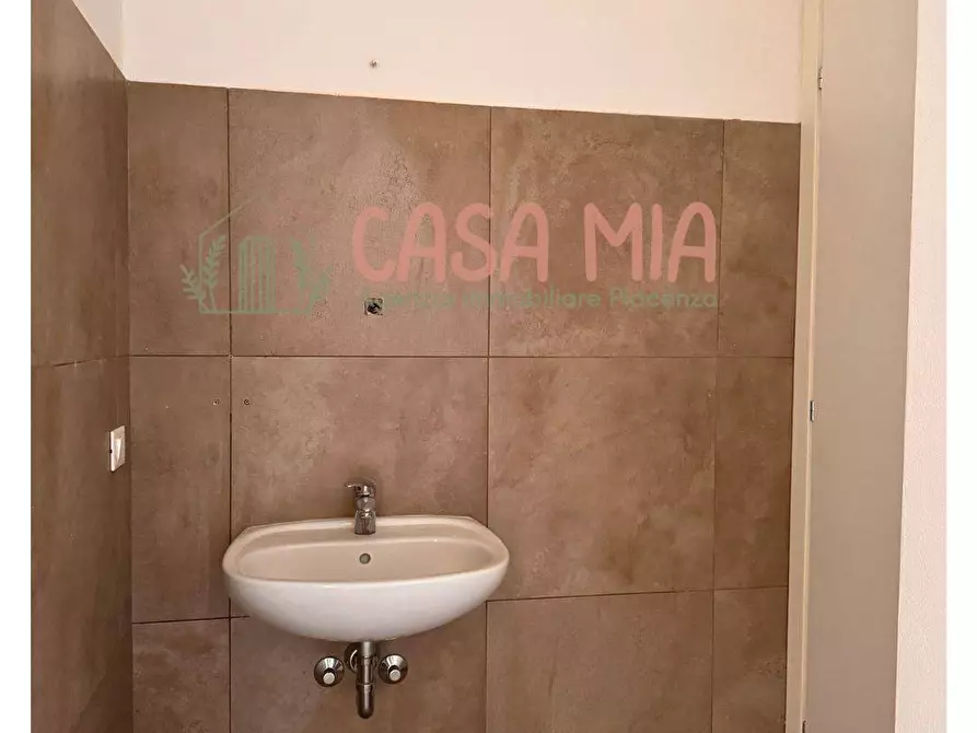 Immagine 11 di Negozio in affitto  in Via emilia est a Rottofreno