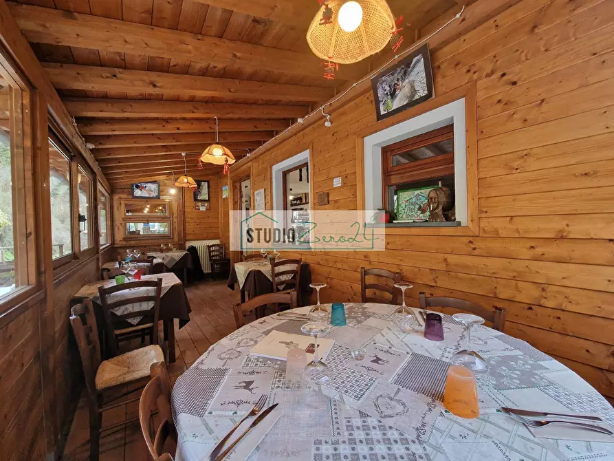 Immagine 20 di Locale commerciale in vendita  in Via Trescolli a Camaiore