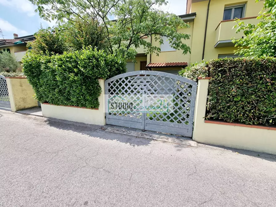 Immagine 2 di Villetta a schiera in vendita  in via arginvecchio a Camaiore