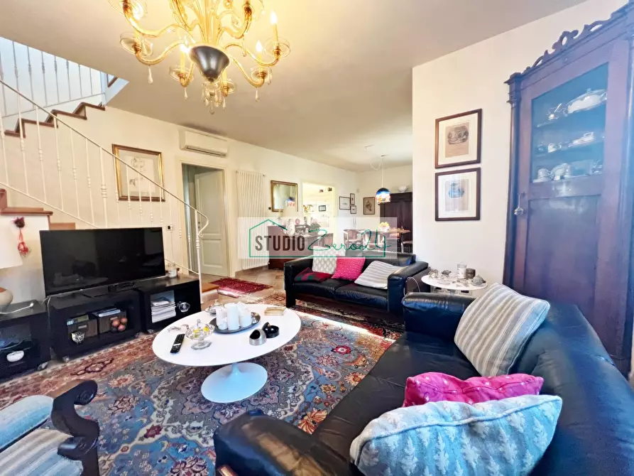 Immagine 4 di Casa bifamiliare in vendita  in Via Savoia a Camaiore