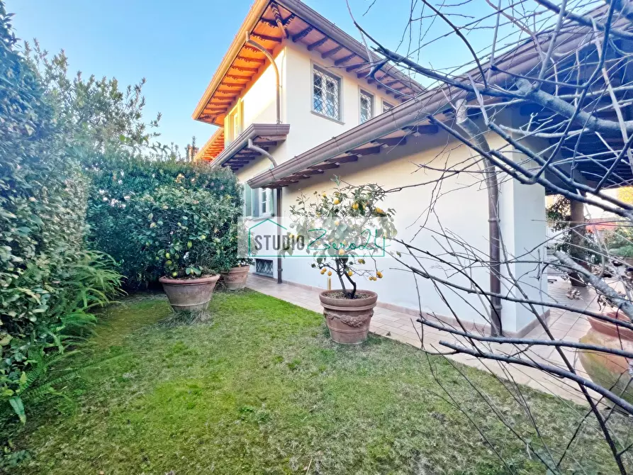 Immagine 25 di Casa bifamiliare in vendita  in Via Savoia a Camaiore